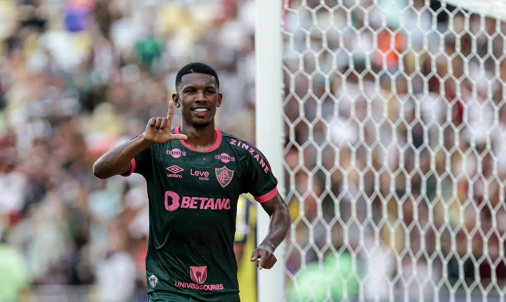 Lelê marca e Flu derrota Madureira para voltar a liderar o Carioca