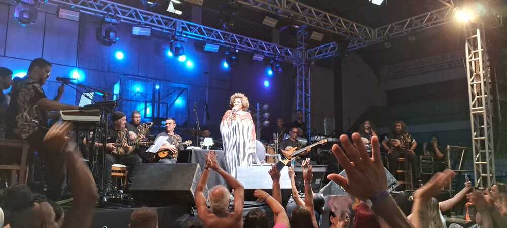 Alcione, a Marrom, Encanta Nova Iguaçu com Show Memorável no Clube IBC