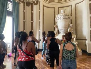 Prefeitura leva grupo de moradores da comunidade Areia Branca, em Santa Cruz, para conhecer Palácio Tiradentes