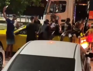 Assista: Marginais fazem arrastão no Camaro Amarelo e tiram self, na Barra da Tijuca 