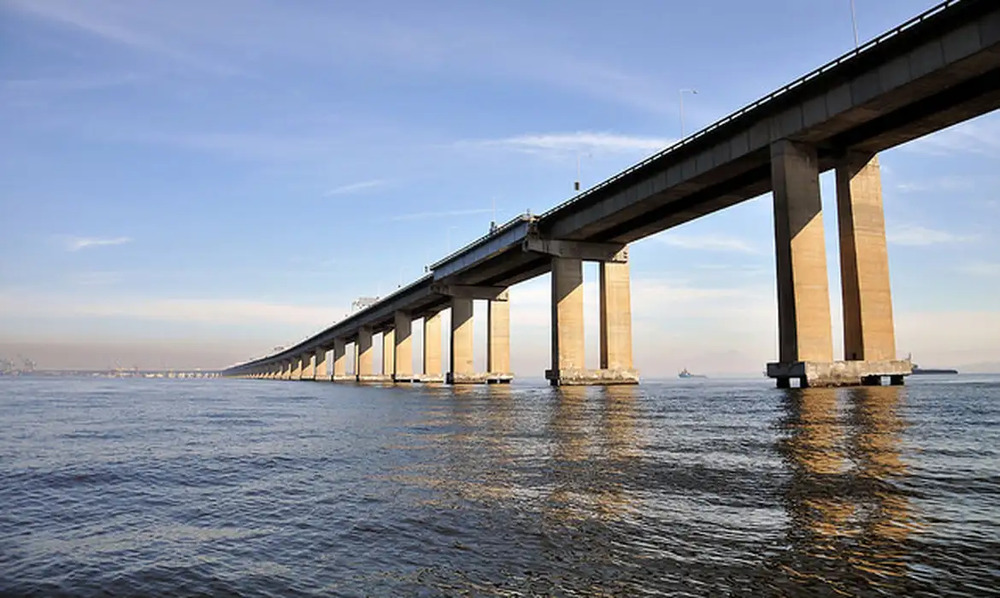 Com fluxo diário de 150 mil veículos e 400 mil pessoas, Ponte Rio-Niterói faz 50 anos