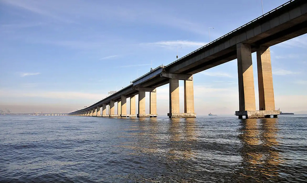 Com fluxo diário de 150 mil veículos e 400 mil pessoas, Ponte Rio-Niterói faz 50 anos
