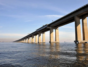 Com fluxo diário de 150 mil veículos e 400 mil pessoas, Ponte Rio-Niterói faz 50 anos