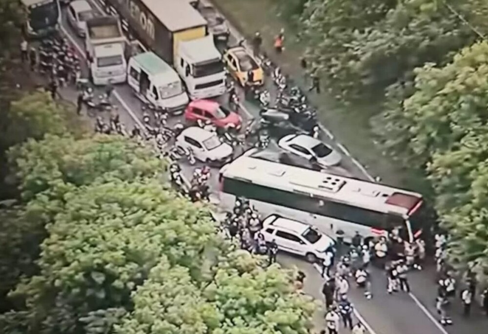 Tiroteio termina com 6 milicianos baleados, 9 presos e interdição da Avenida Brasil