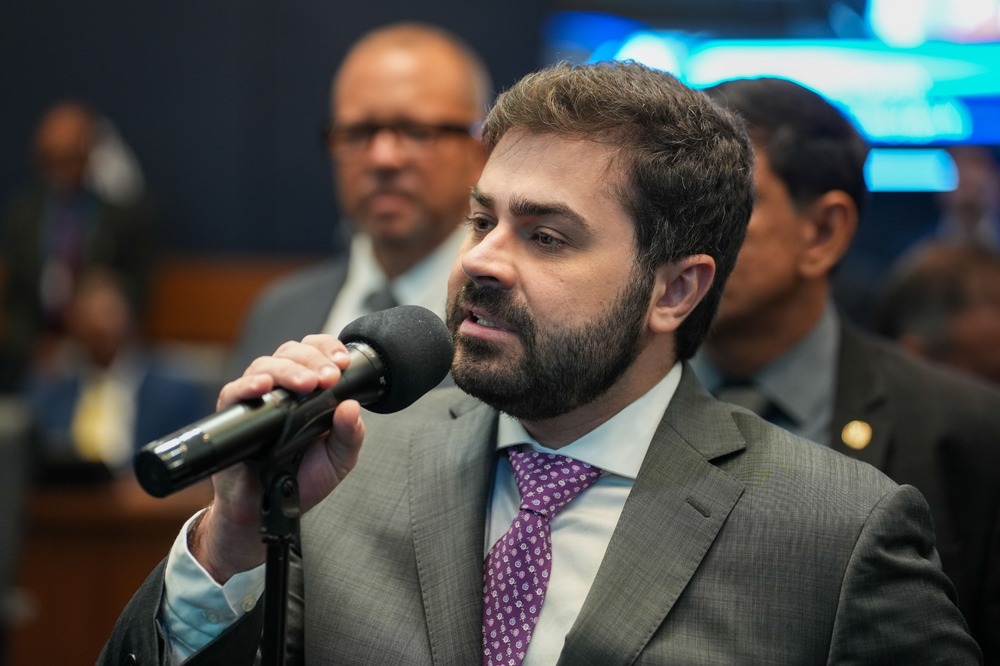 Deputado Vinicius Cozzolino (União) aprova campanha de incentivo à adoção tardia no Estado do Rio