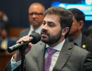 Deputado Vinicius Cozzolino (União) aprova campanha de incentivo à adoção tardia no Estado do Rio