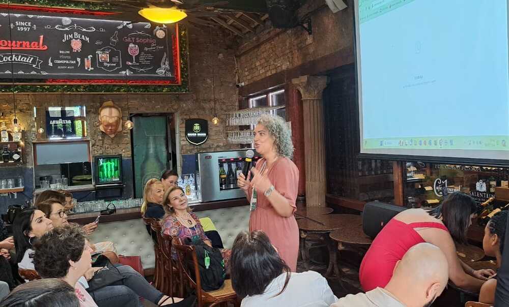Juliana Agustineli faz palestra sobre Perfumoterapia e comove plateia em São Paulo