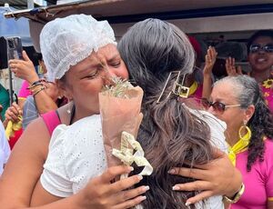 Mãe e mulher de Davi do BBB24 se reconciliam e se abraçam em público 