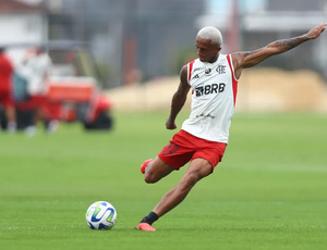 Wesley, lateral do Flamengo, é acusado de agredir homem na Barra da Tijuca