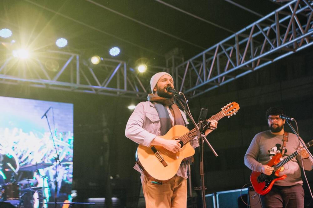 Rodrigo Miguez, cantor, compositor e produtor musical, sempre a serviço da músico popular brasileira.
