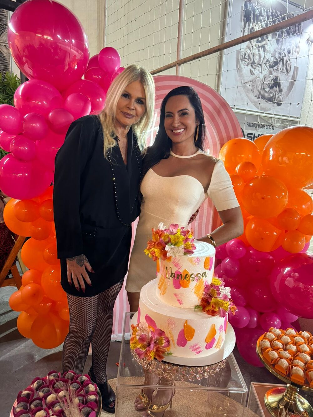 Monique Evan vai a festa de Vanessa Rangeli  