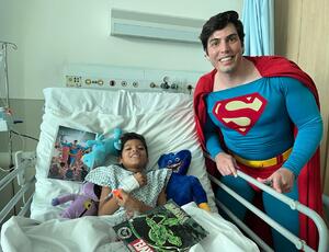 Pacientes internados no INTO recebem visita especial do Super-Homem 