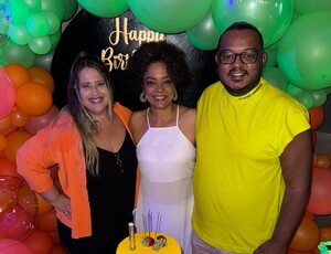 Taty Guimarães e Edu Gonçalves recebem famosos em aniversário no RJ