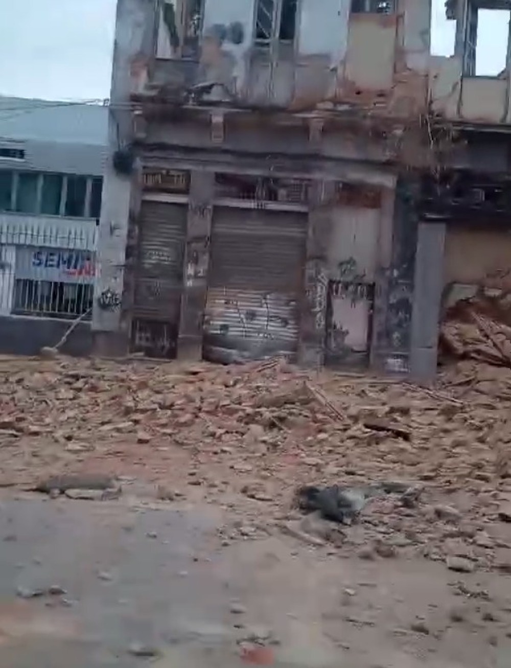 Fachada de casarão desativado desaba no Centro do Rio