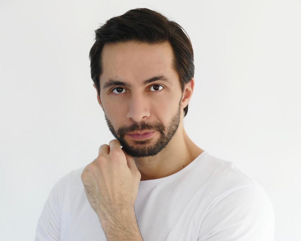 Cristhian Fernandes é reconhecido no cenário artístico brasileiro por sua versatilidade e talento indiscutíveis, estrelando grandes produções em 2024. 