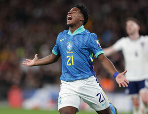 Brasil vence Inglaterra na estreia de Dorival Júnior