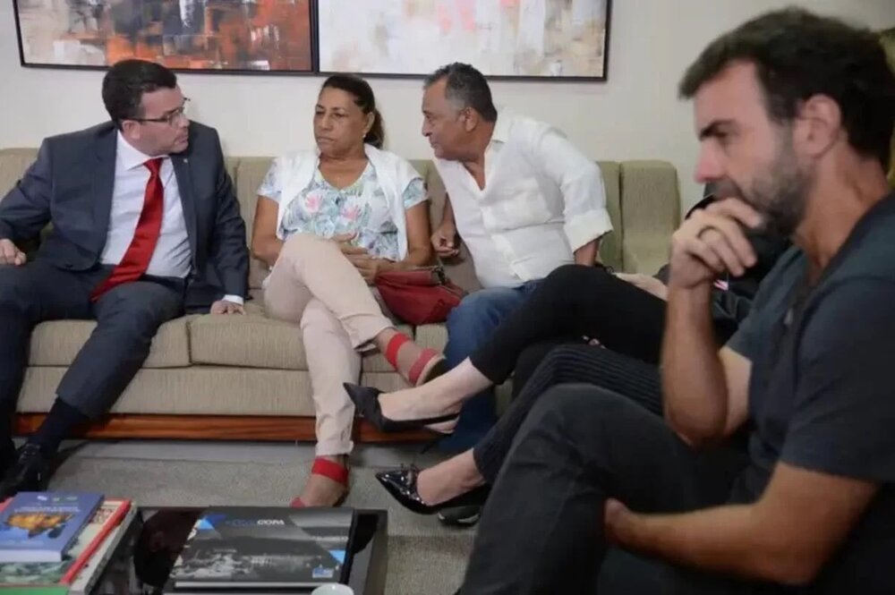  Delegado Rivaldo Barbosa consolou, prometeu justiça e tirou foto ao lado de familiares de Marielle, incluindo os pais da parlamentar