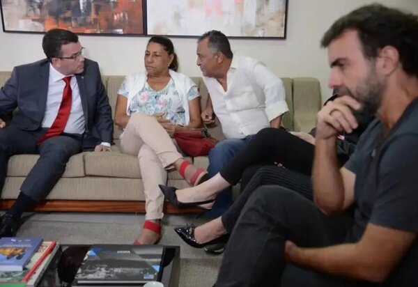  Delegado Rivaldo Barbosa consolou, prometeu justiça e tirou foto ao lado de familiares de Marielle, incluindo os pais da parlamentar