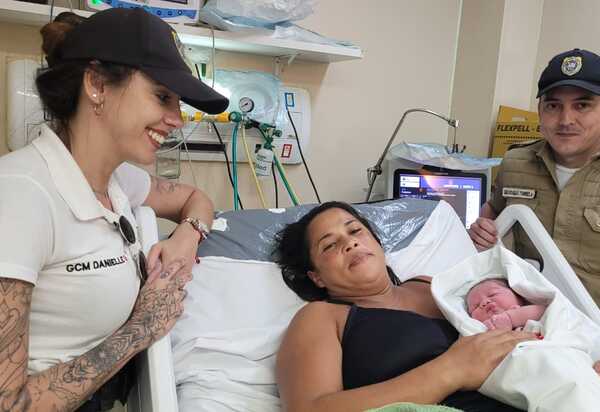 Em Niterói, mãe tem bebê dentro do carro e é levada para hospital por guardas municipais