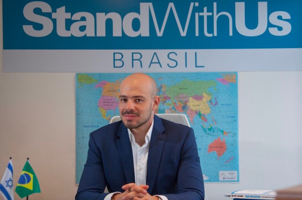 Honra e reconhecimento: STANDWITHUS BRASIL e ANDRÉ LAJST recebem a medalha Pedro Ernesto nas mãos dos vereadores Pedro Duarte (Novo) e Teresa Bergher (Cidadania)