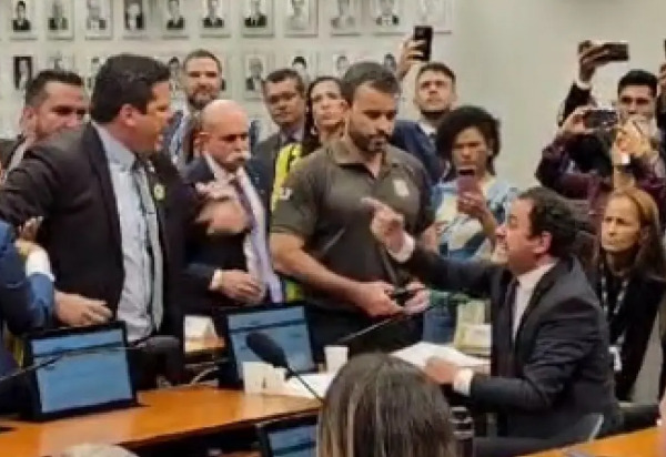 Tensão na Câmara: Glauber Braga e Deputado Bolsonarista Trocam Acusações em Sessão Sobre Elon Musk