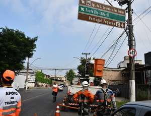 Prefeitura de Niterói e Enel fazem ação conjunta para retirar cabos irregulares de postes