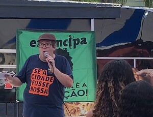 Em Vila Isabel, o pré-candidato do Psol à prefeitura do Rio, Tarcísio Motta, dá aula gratuita na praça, sobre os 60 anos do Golpe Militar