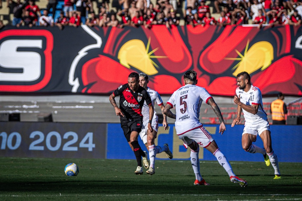Com gol nos acréscimos, Flamengo vence o Atlético-GO na estreia do Brasileirão