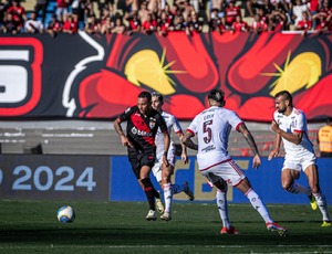 Com gol nos acréscimos, Flamengo vence o Atlético-GO na estreia do Brasileirão