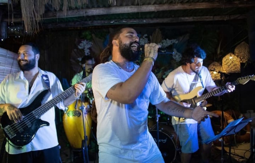 Labrise Beach Club promove feijoada com show do cantor Lira