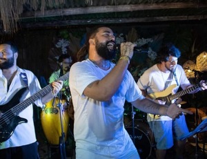 Labrise Beach Club promove feijoada com show do cantor Lira