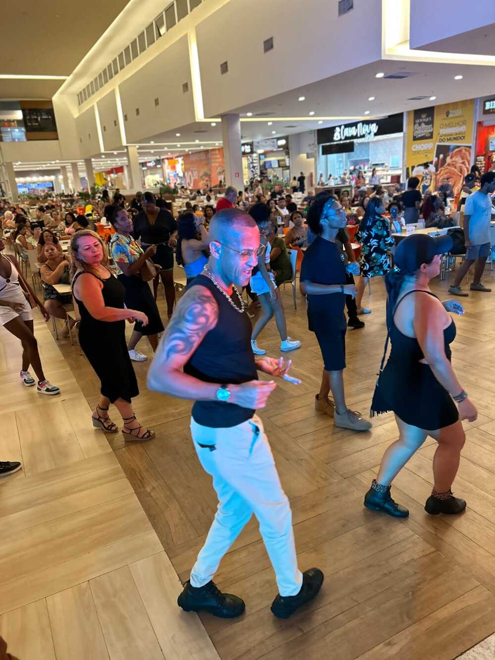 Bailes charme e de dança de salão agitam o Shopping Nova Iguaçu durante a programação de aniversário