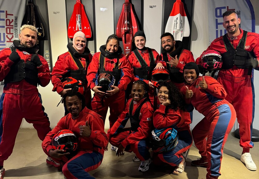 Cantor Marlon Serpa curte noite de kart com ex-BBBs