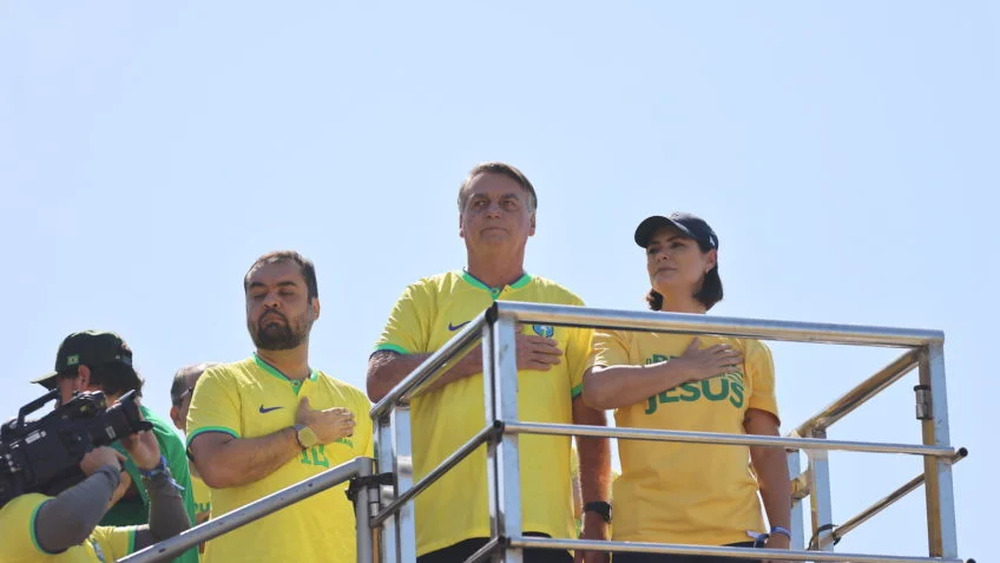 Bola murcha: Tarcísio falta a ato de Bolsonaro; Castro que procura acordo com Lula, vai na contra-mão e não discursam
