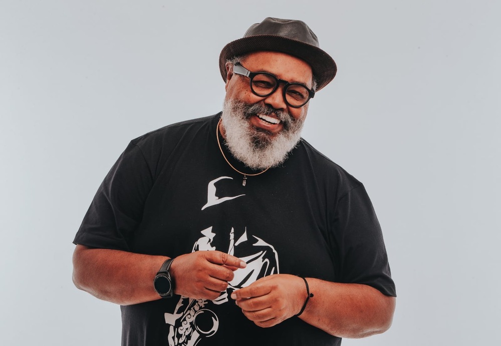 Jorge Aragão e Vou Pro Sereno se apresentam neste sábado na Via Music Hall !
