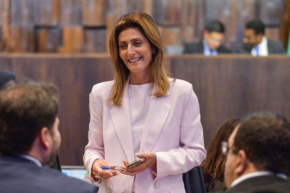 Deputada Célia Jordão faz revolução na Educação: Alunos do Rio Receberão Cartão Uniforme!