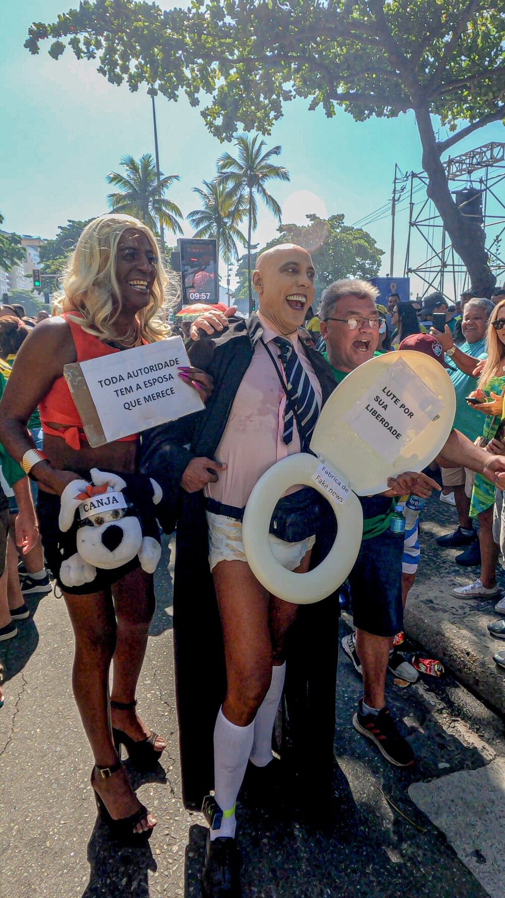 Entre a areia e a justiça: sósia de Ministro do STF chama atenção em ato no Rio