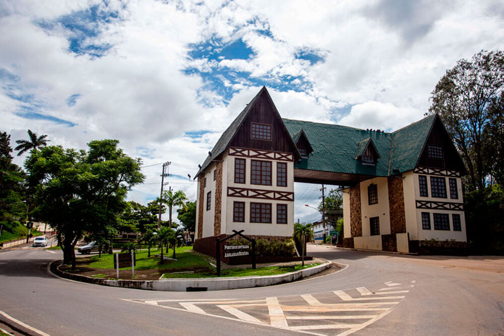 Desenvolvimento ou Desigualdade? Hotel de Luxo acende Debate em Miguel Pereira!