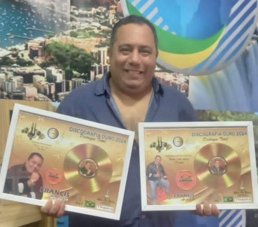 Francis Araujo recebeu sua primeira discografia de ouro  no programa Mega Festa da rede GNT