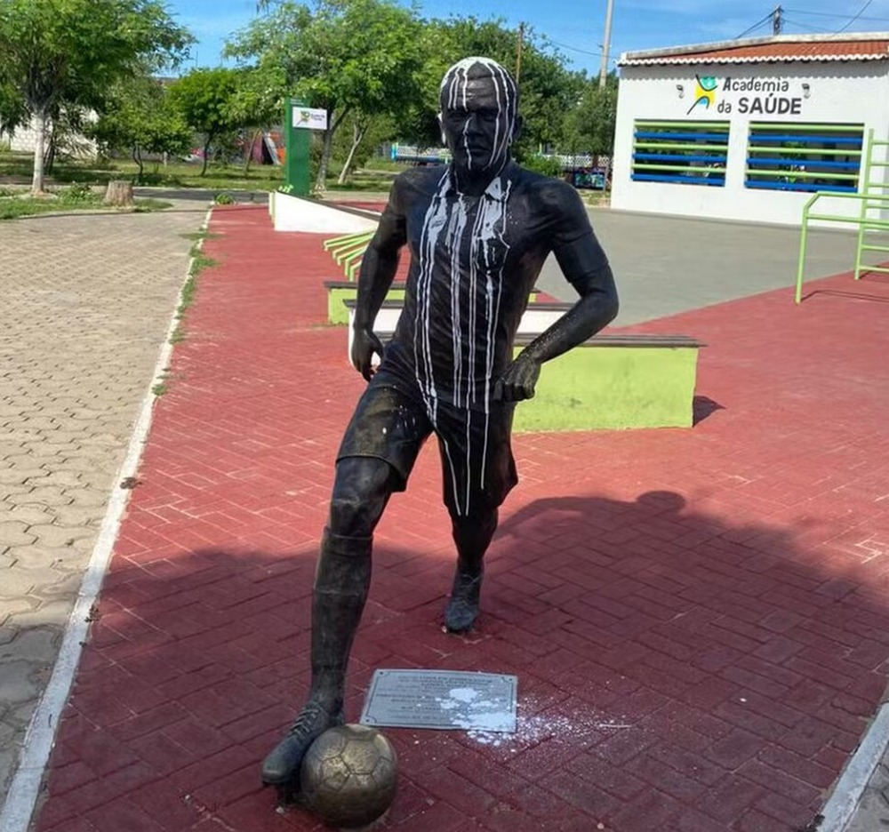 Estátua de Daniel Alves é retirada de praça na Bahia