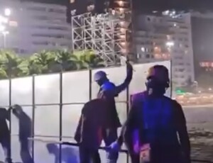 Muro de montagem do palco de Madonna, que será retirado, vira palco para oportunismo político