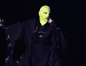 Madonna realiza passagem de som mascarada