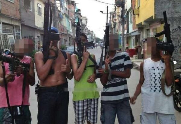 Violência nas favelas: entre a pobreza e o poder paralelo