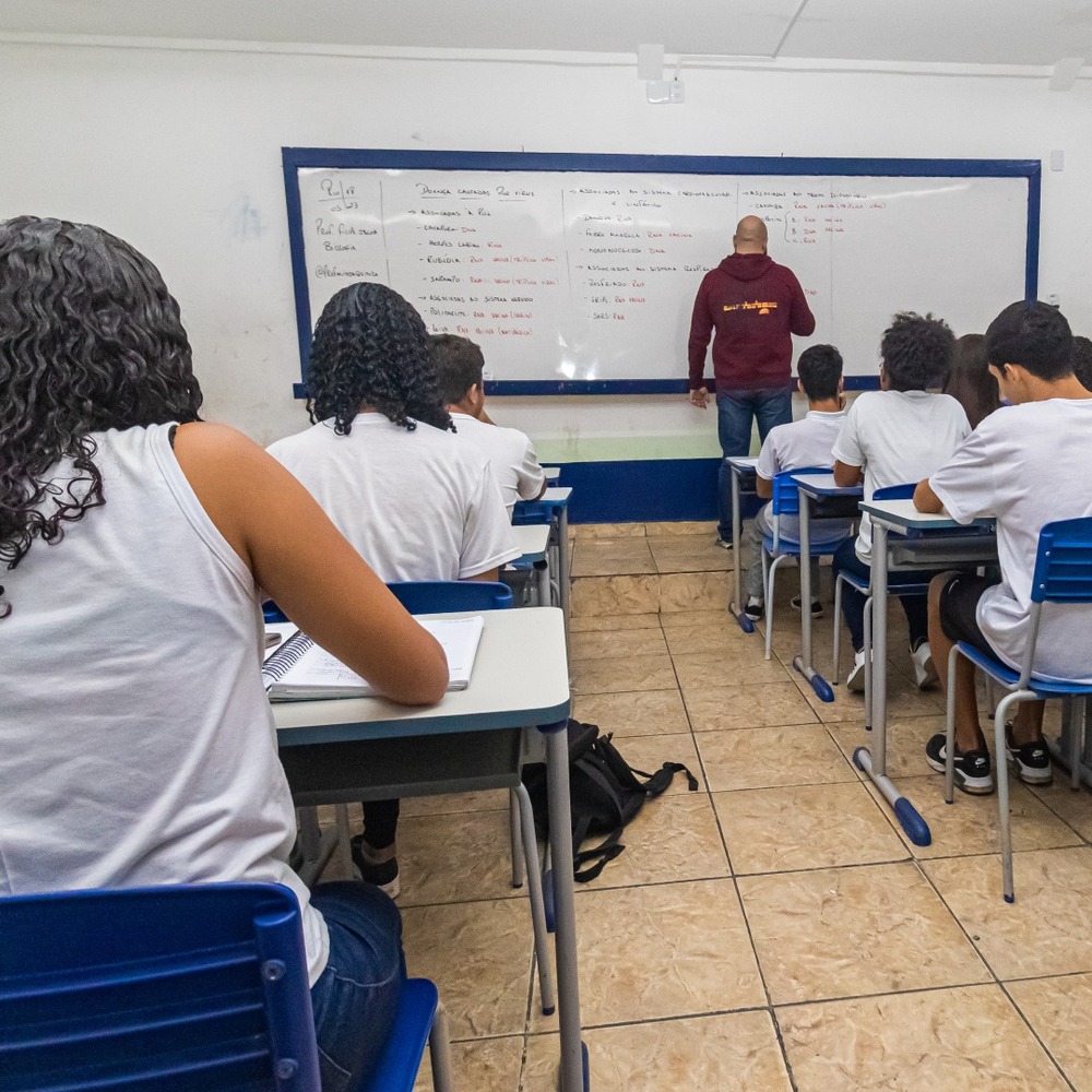 Cláudio Castro sanciona lei que autoriza contratação temporária de professores