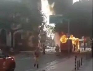 Susto no Centro do Rio: Ônibus Executivo Pega Fogo Após Explosão de Pneu
