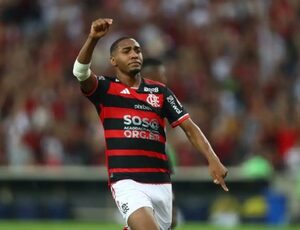 Flamengo afasta crise com vitória de 2 a 0 contra Timão no Brasileiro