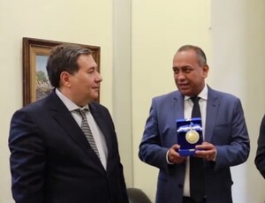 Assista: Desembargador Peterson Barroso Simão, relator do caso CEPERJ recebeu a Medalha Tiradentes do deputado Max Lemos