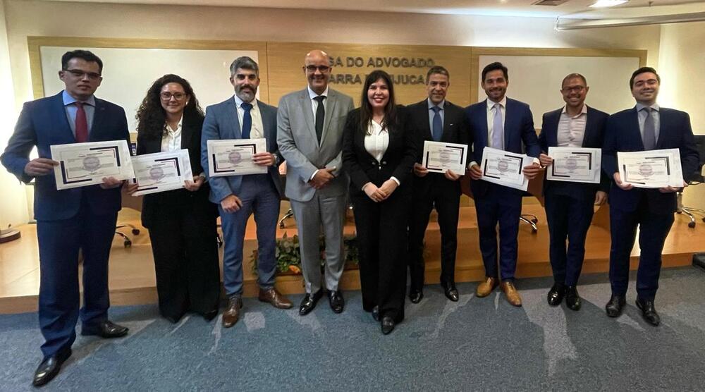 Dra. Giselle Farinhas, Desembargador Werson Rego do TJRJ e o tabelião Thiago Maciel do 15 Ofício de Notas abordam soluções jurídicas para o setor imobiliário na OAB Barra