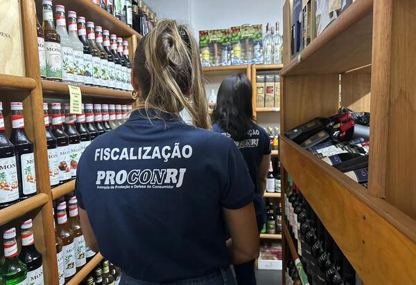 Procon-RJ apreende mais de trinta litros de bebidas impróprias na Zona Norte do Rio