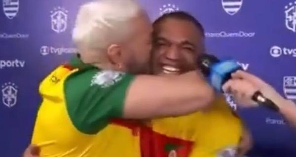 Na tela da Globo, Belo e Denilson selam a paz com beijo no rosto 